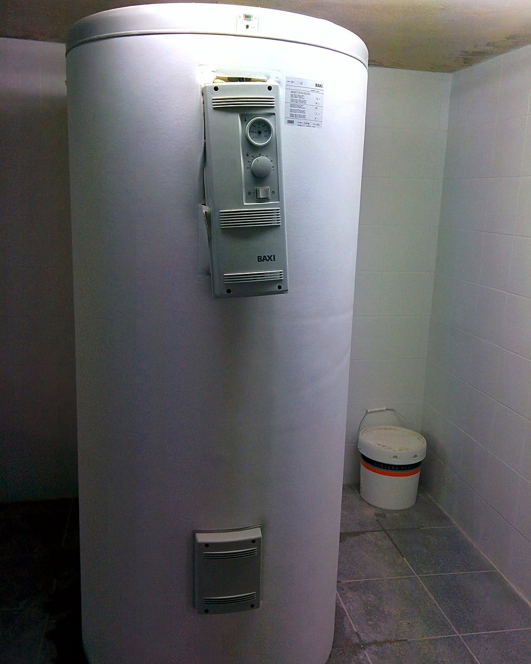 Acumulador de agua caliente sanitaria en una sala técnica alicatada, instalado por JSL en Mallorca