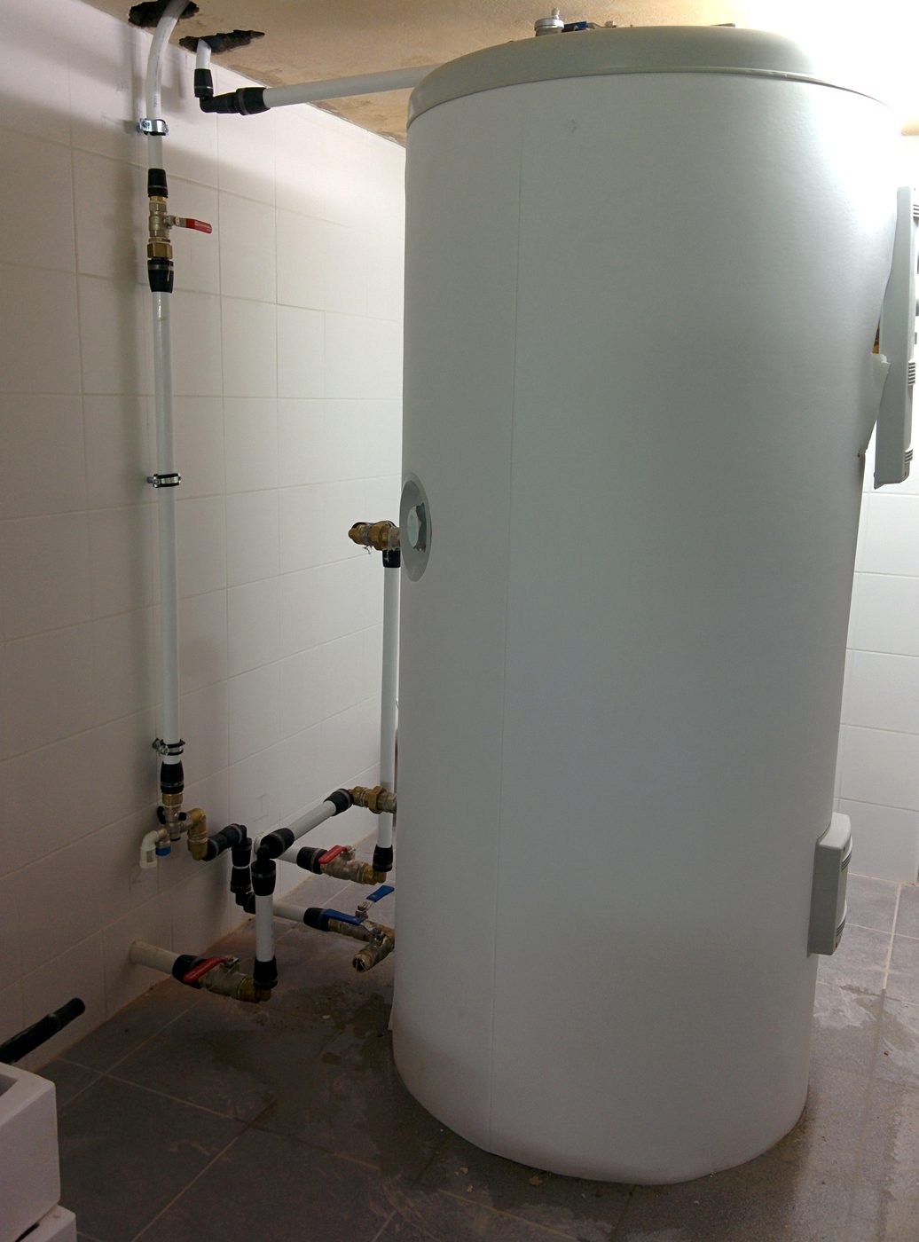 Acumulador de ACS y valvuleria de aerotermia instalados por JSL, servicio en Campos