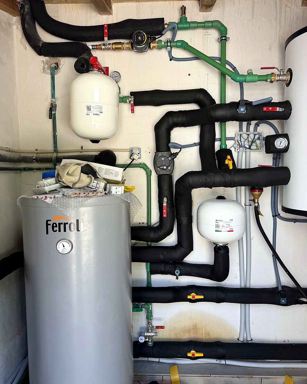 Acumulador Ferroli y tuberías aisladas con sus vasos de expansión en la sala técnica de una aerotermia de JSL en Mallorca