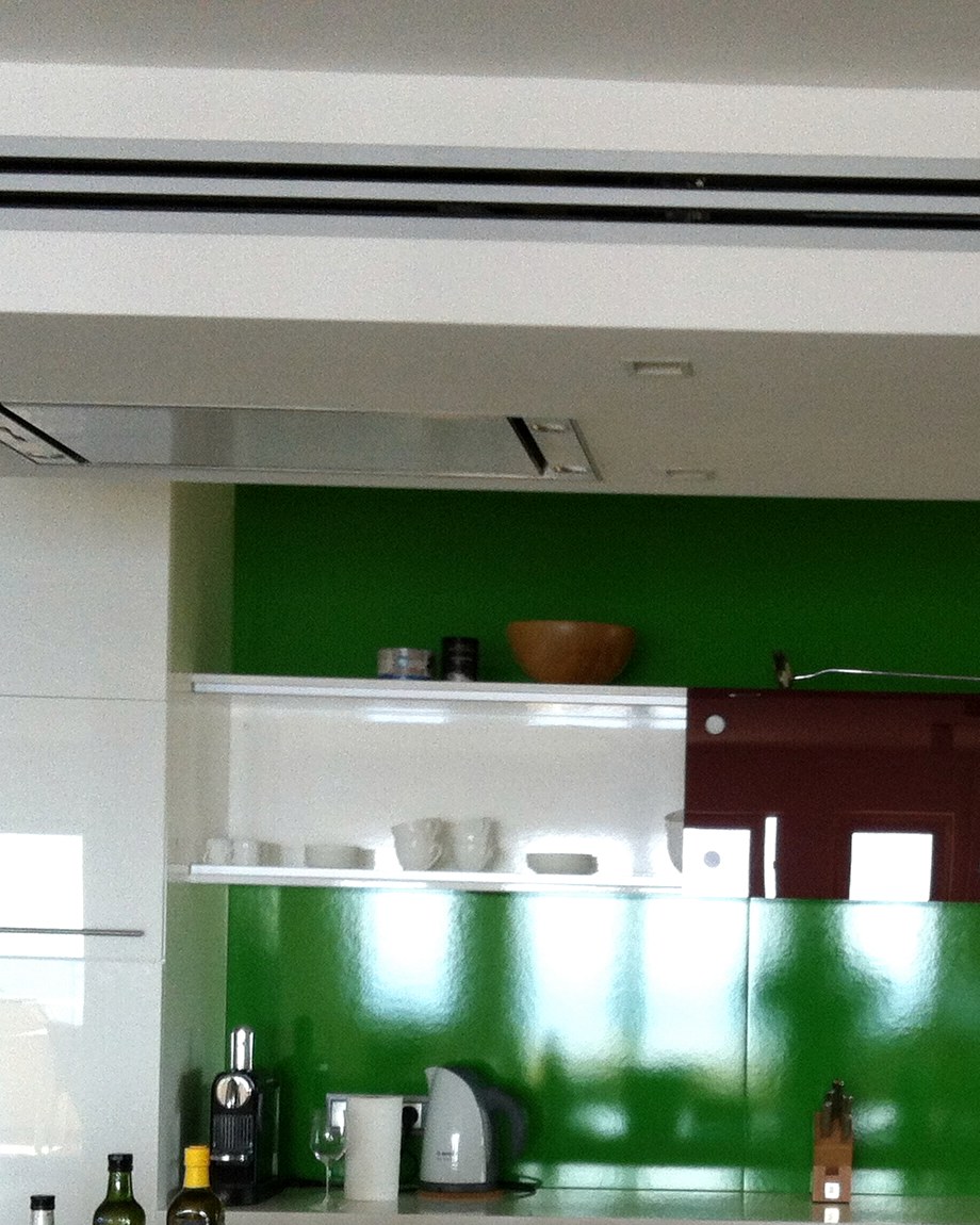 Difusor lineal de climatización sobre la cocina de una villa en Mallorca, instalado por JSL