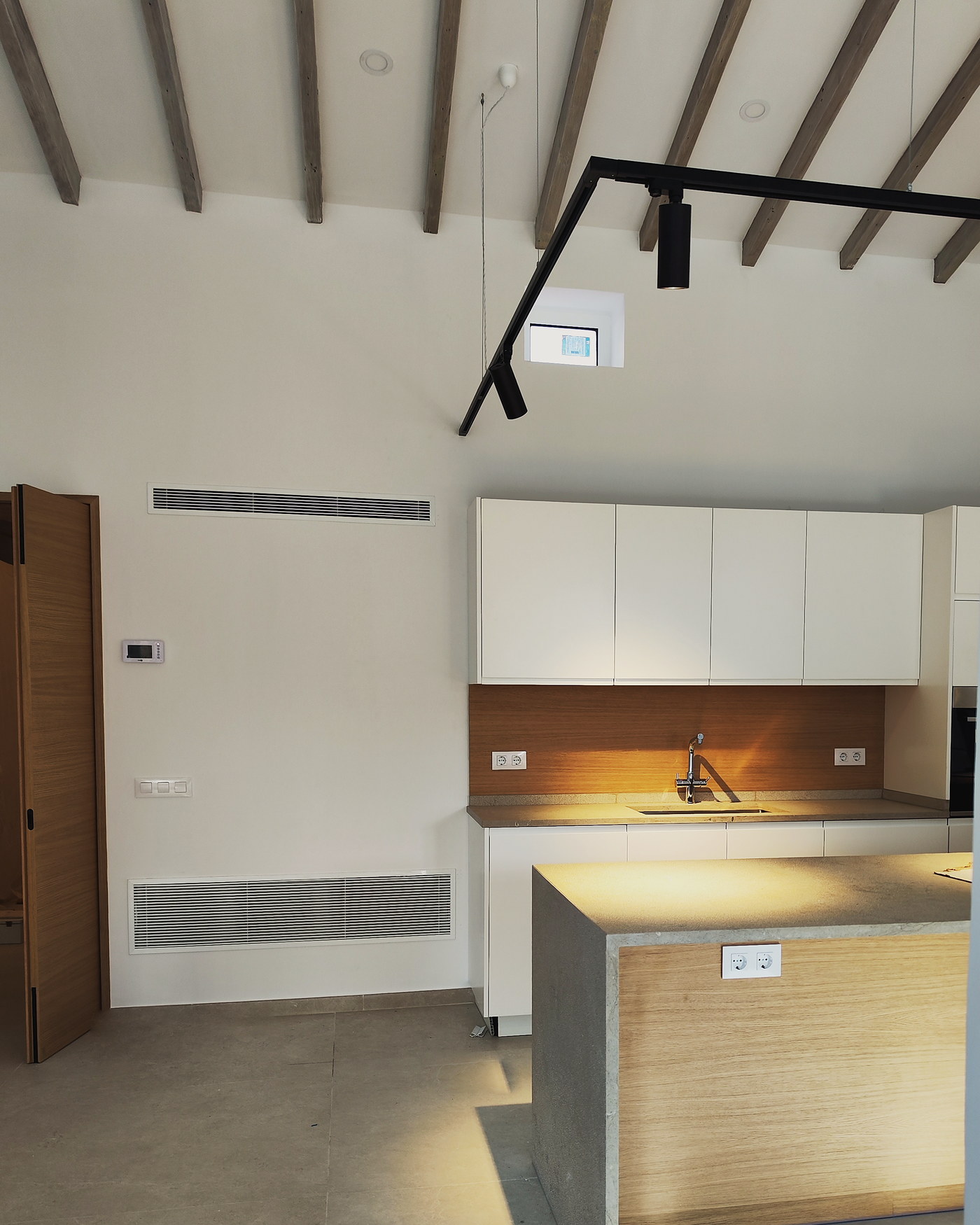 Cocina terminada con rejillas de conductos de climatización en una vivienda de Llucmajor