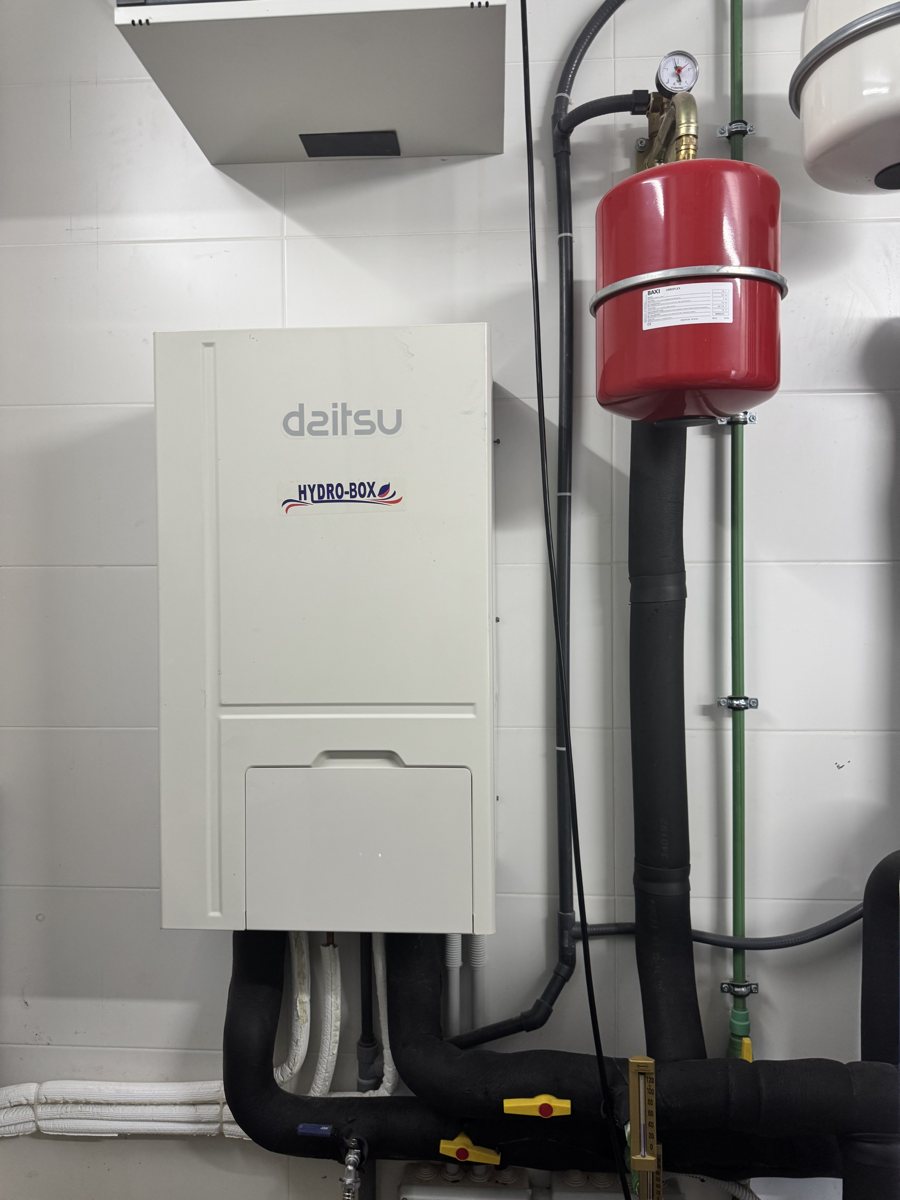Unidad interior de aerotermia DAITSU Hydro-Box instalada por JSL en Mallorca