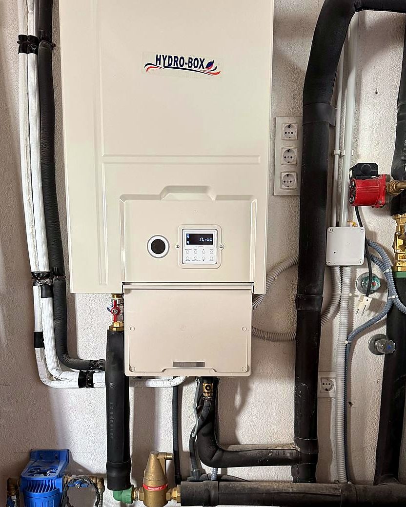 Módulo hidráulico Hydro-Box de aerotermia con su mando, tuberías aisladas y bomba de circulación en la sala técnica de una vivienda de Mallorca, instalado por JSL