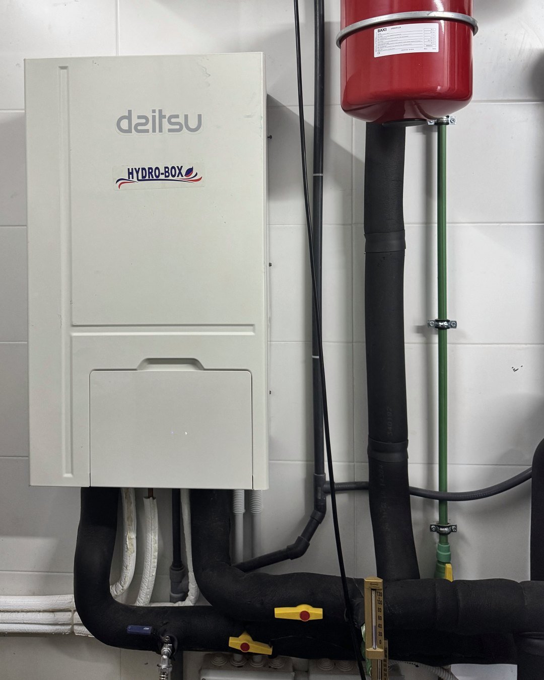 Módulo hidráulico Daitsu Hydro-Box con vaso de expansión y tuberías aisladas en la sala técnica de una vivienda de Mallorca, instalado por JSL