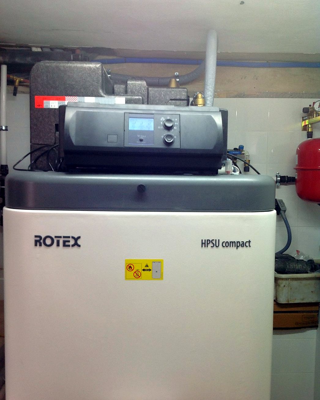 Unidad interior de aerotermia Rotex HPSU compact con su regulación, instalada por JSL en Mallorca