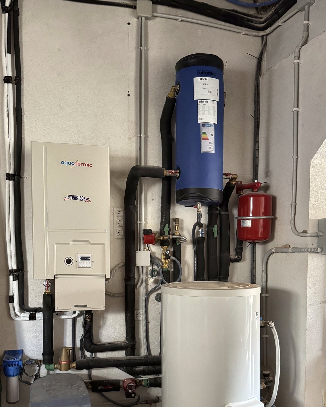 Sala técnica de aerotermia con módulo hidráulico, depósito de agua caliente y vaso de expansión, instalación de JSL en Mallorca