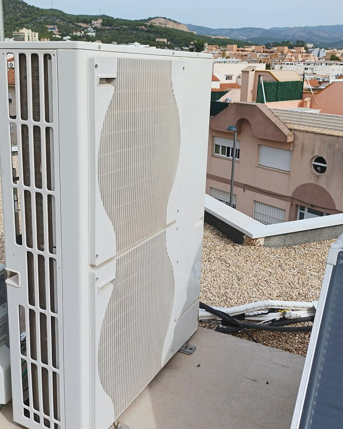 Unidad exterior de aerotermia en una azotea, una instalación nuestra en Mallorca