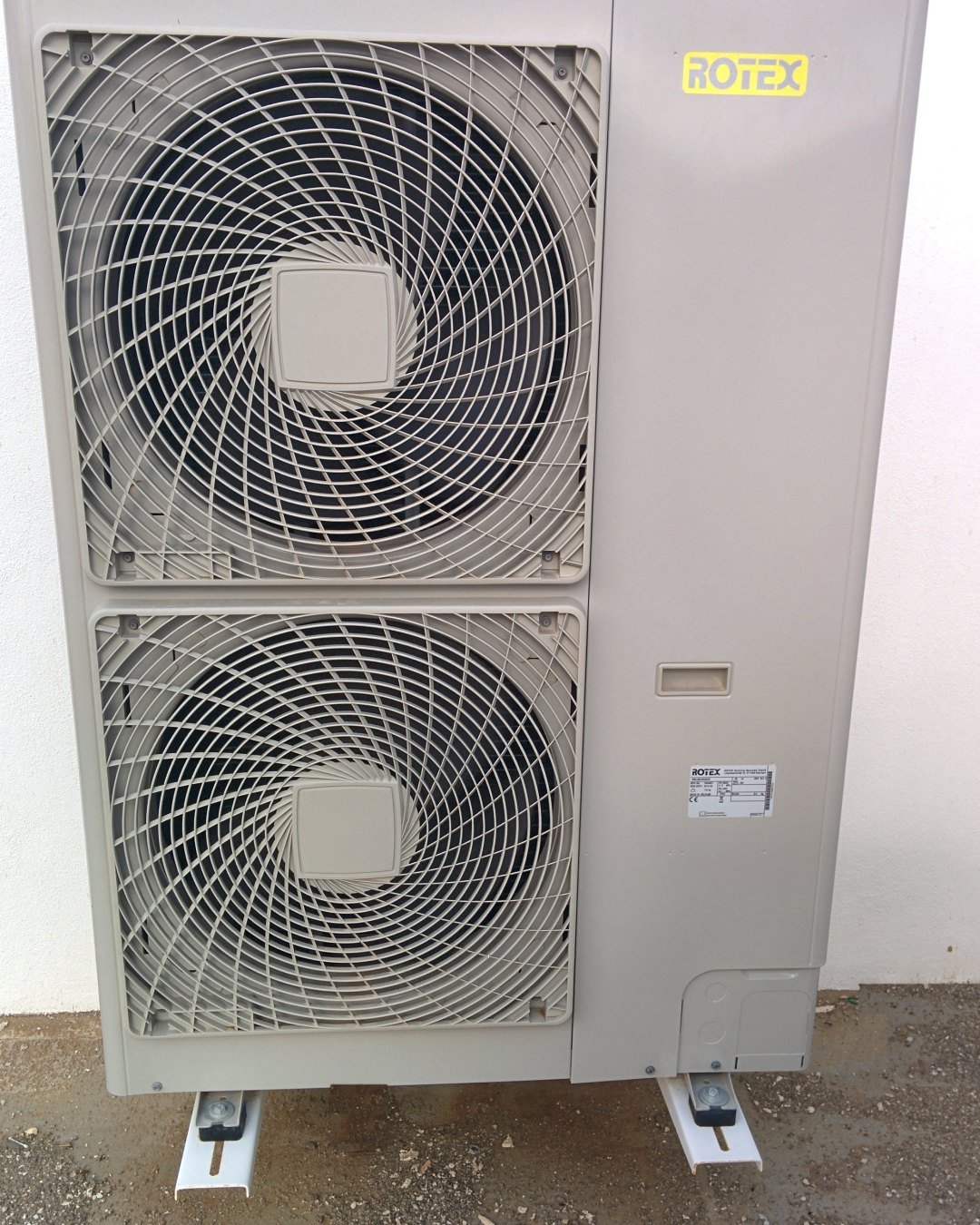 Unidad exterior de una bomba de calor aire-agua Rotex, una instalación nuestra en Mallorca