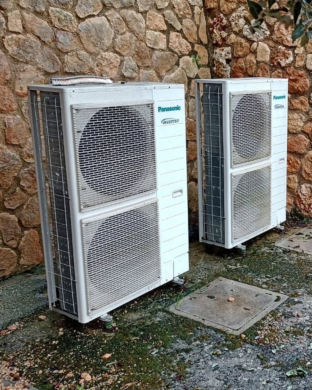 Dos unidades exteriores de bomba de calor junto a un muro de piedra en una finca, una instalación nuestra en Mallorca
