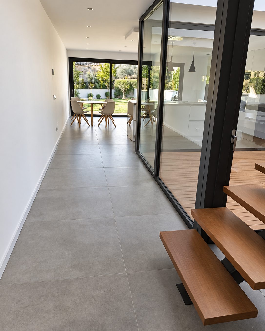 Salón de doble altura terminado de la Casa Llucmajor, obra en Mallorca en la que JSL hizo las instalaciones