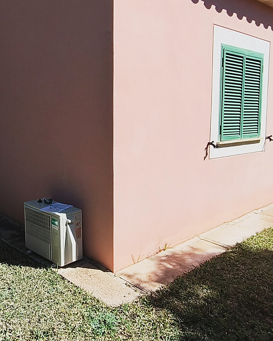 Vivienda terminada en Campos con la unidad exterior de la bomba de calor instalada por JSL