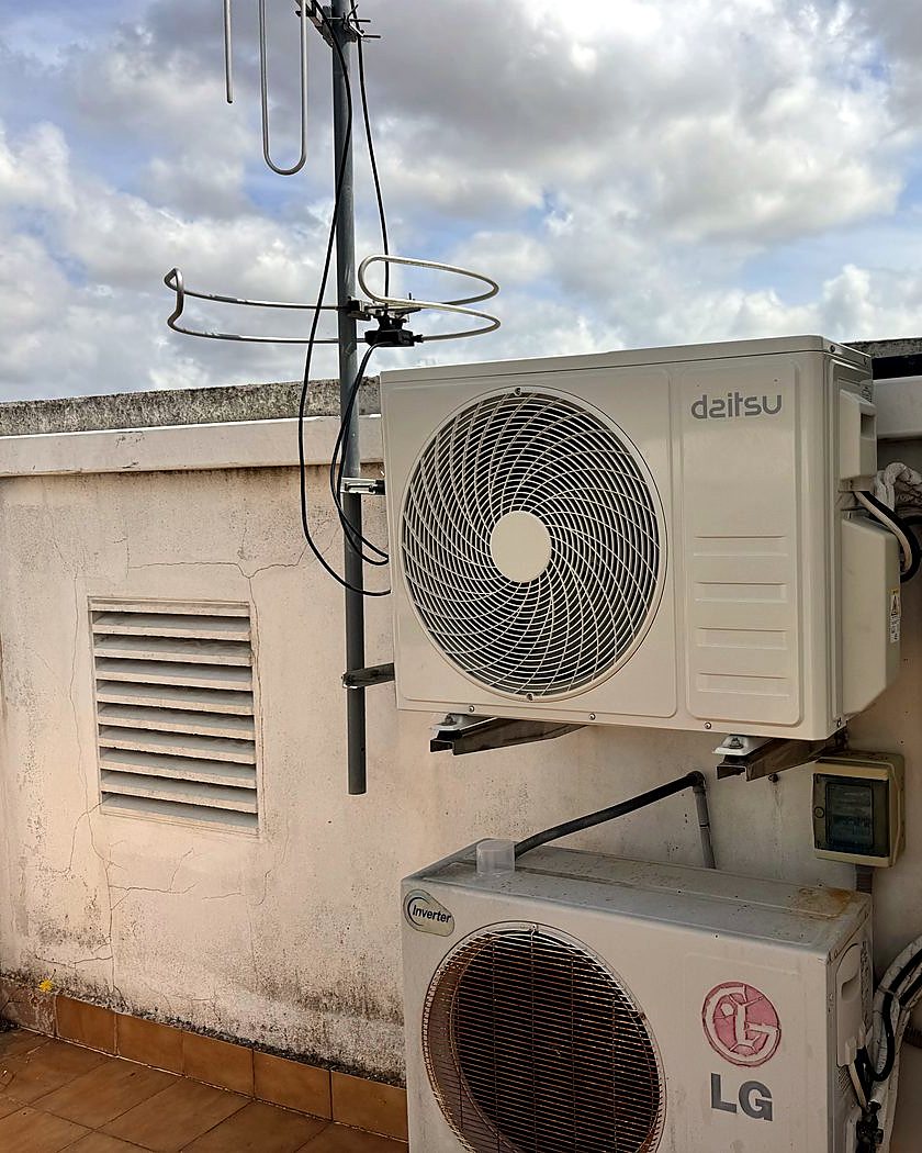 Dos unidades exteriores de aire acondicionado en la azotea de una casa en Mallorca, montadas por JSL
