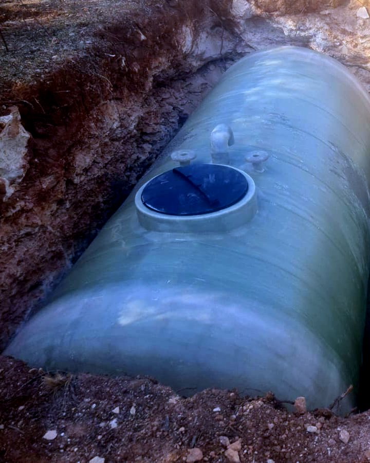 Aljibe de fibra para agua potable asentado en su foso antes de rellenar, montado por JSL en Mallorca