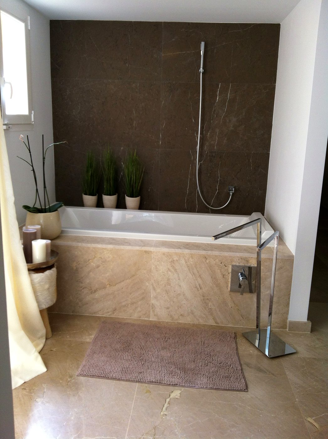 Marble bathroom renovation with bathtub and concealed taps by JSL in Mallorca