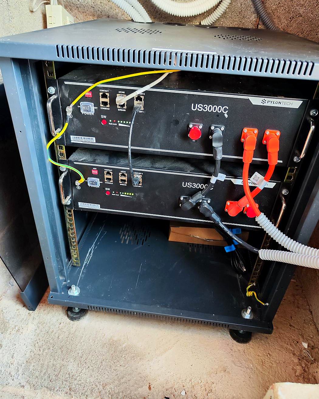 Baterías de litio Pylontech en su armario rack, en una instalación de autoconsumo de JSL en Mallorca