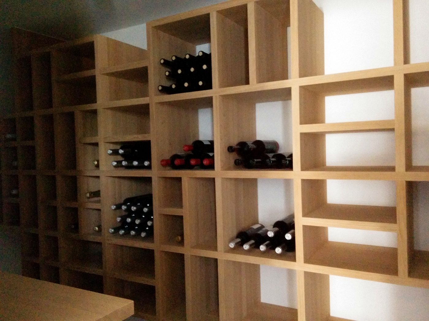 Bodega de vino climatizada con estantería de madera a medida en la Villa de Port d'Andratx, JSL Mallorca