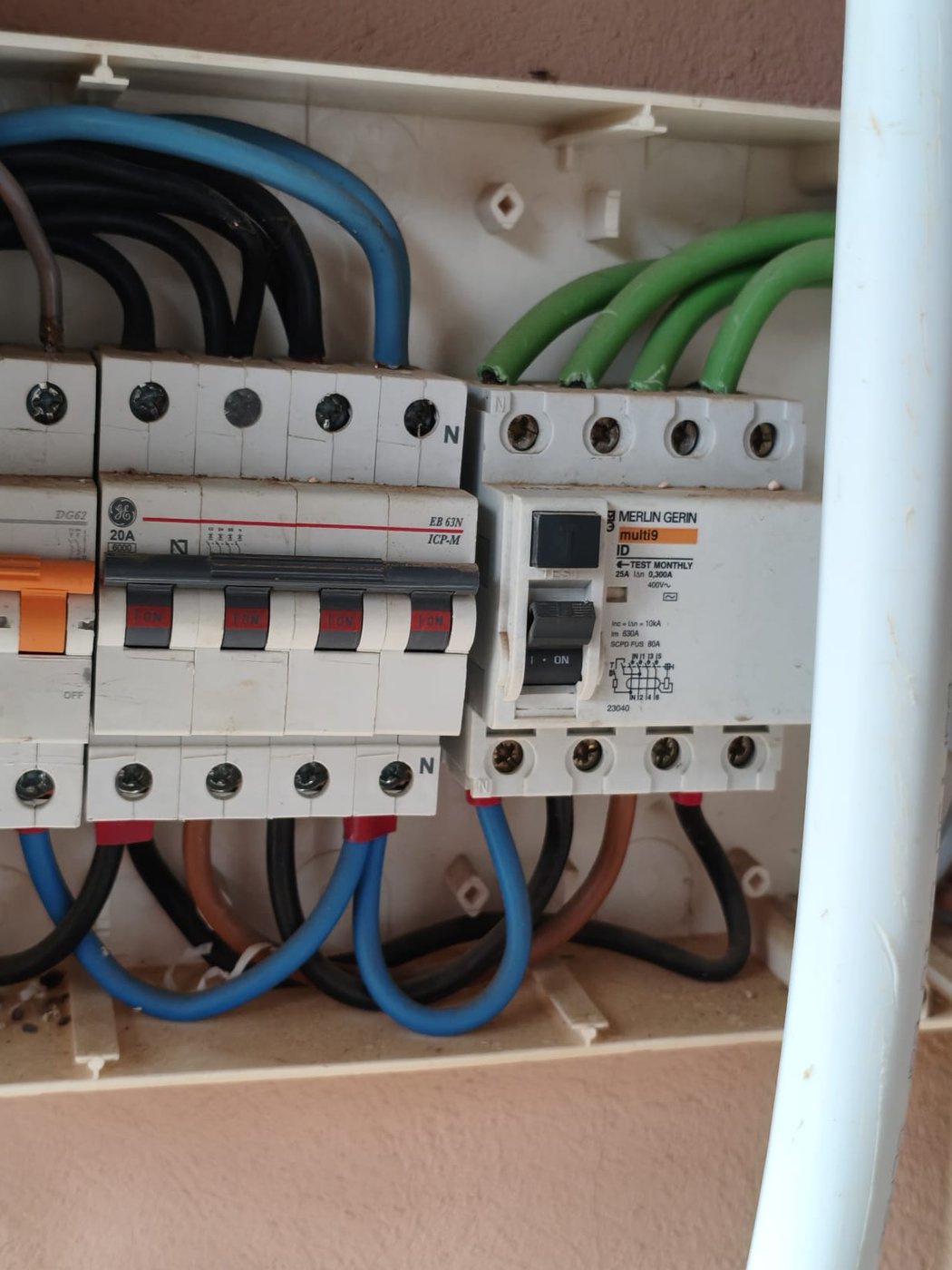 Caja de protecciones de una instalación eléctrica en Mallorca, con magnetotérmicos y diferencial
