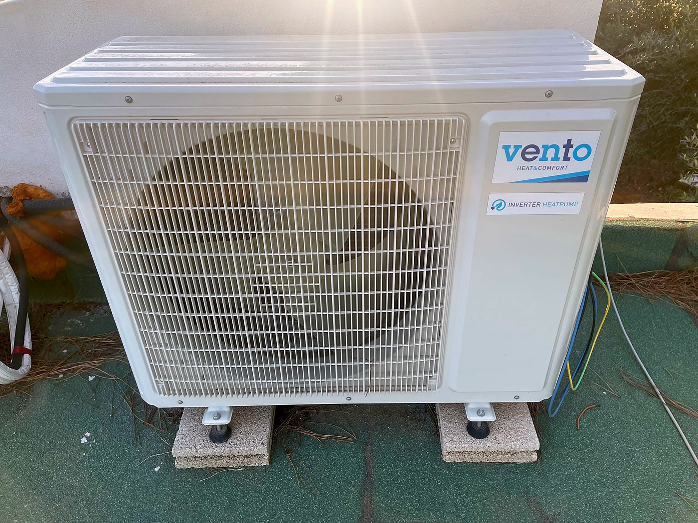 Unidad exterior de bomba de calor sobre soportes en una terraza, una instalación nuestra en Mallorca