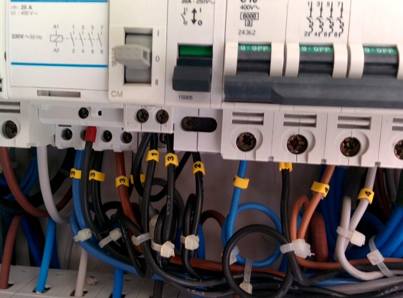 Cableado numerado bajo aparamenta Schneider en un cuadro eléctrico montado por JSL en Mallorca
