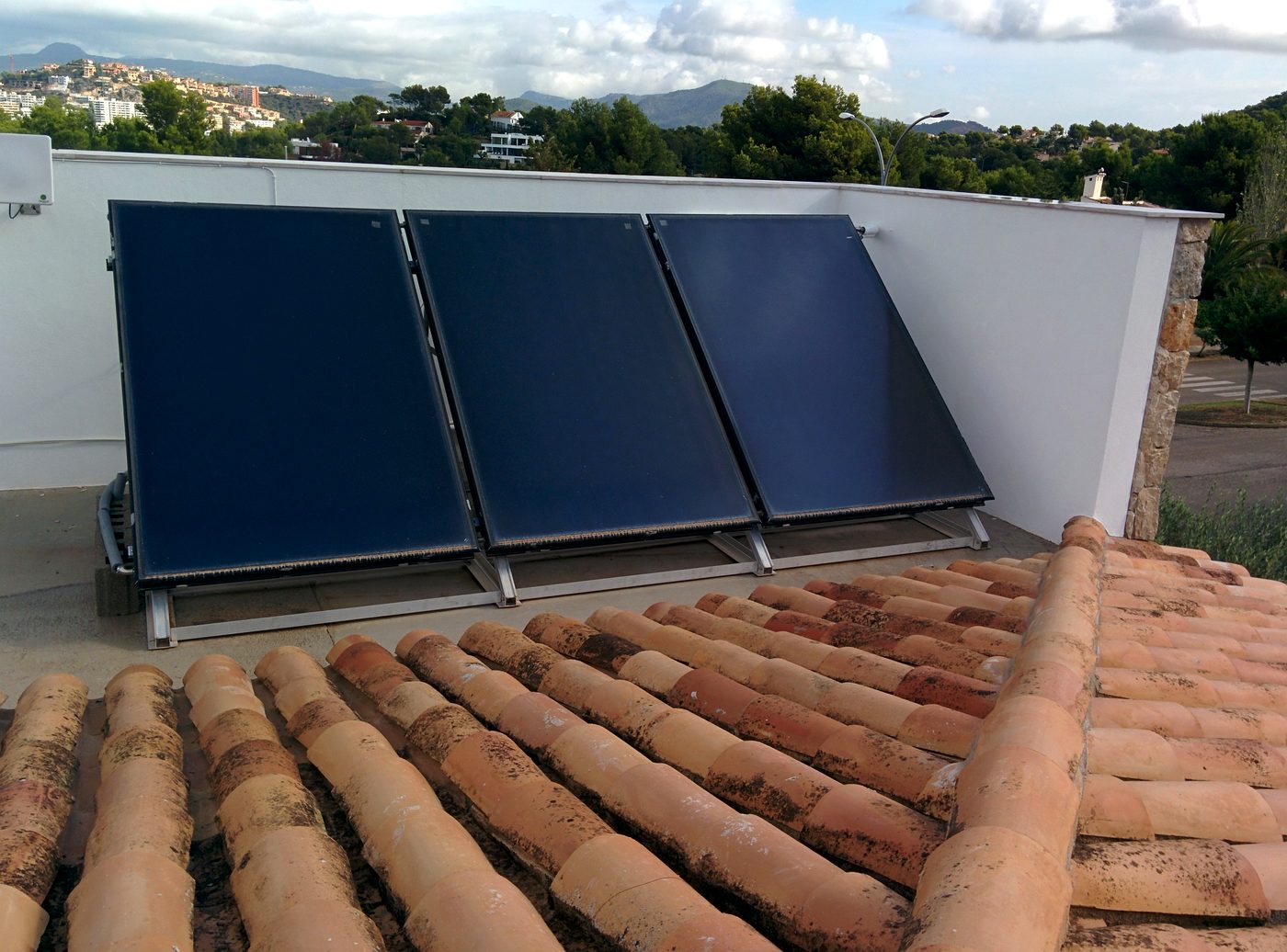 Captadores solares térmicos en tejado de teja árabe en la Finca de Campos, JSL Mallorca