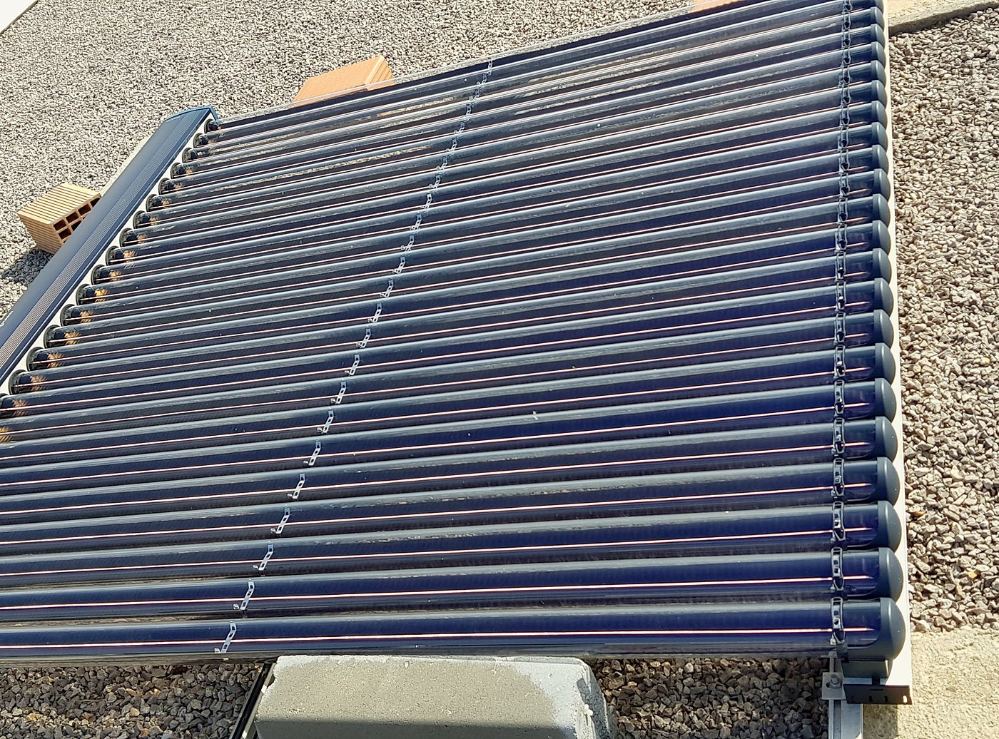 Captador solar térmico de tubos de vacío para agua caliente en una azotea, una instalación nuestra en Mallorca