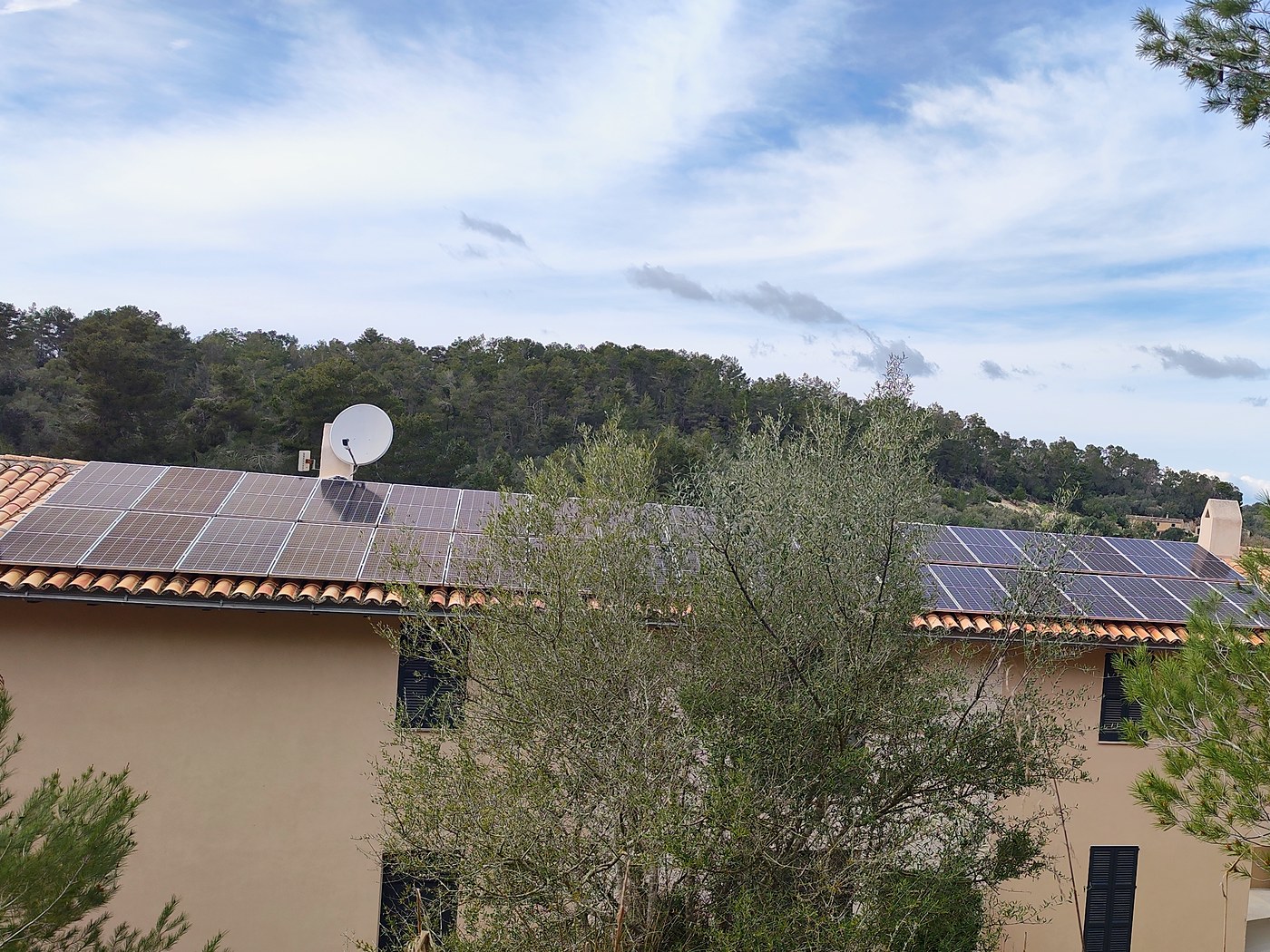 Casa de campo con placas solares en el tejado de teja, una instalación nuestra en Mallorca