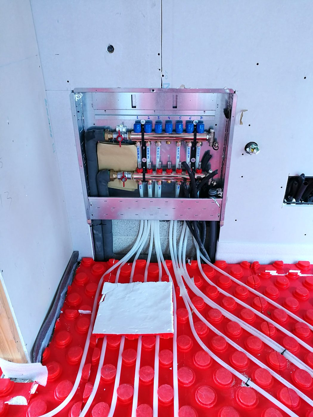 7-circuit underfloor-heating manifold during the Casa Llucmajor build, an installation by JSL in Mallorca