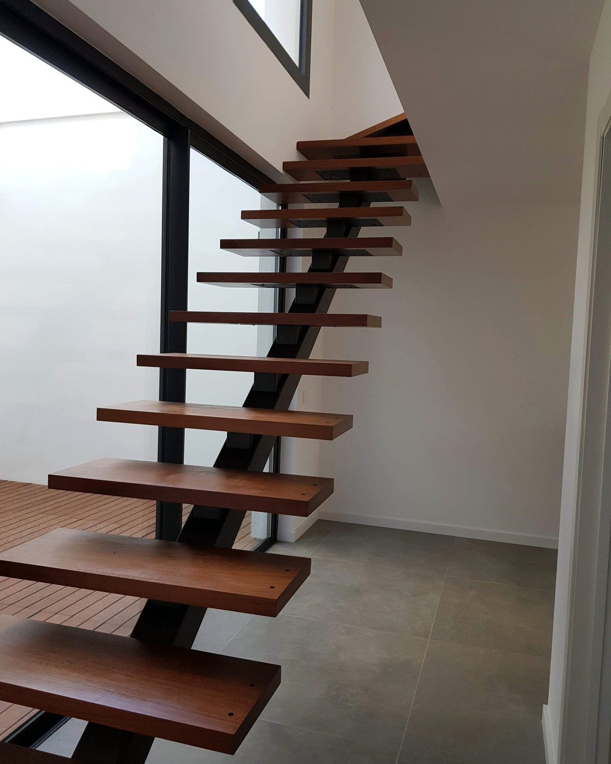 Escalera de madera y acero terminada de la Casa Llucmajor, obra en Mallorca en la que JSL hizo las instalaciones