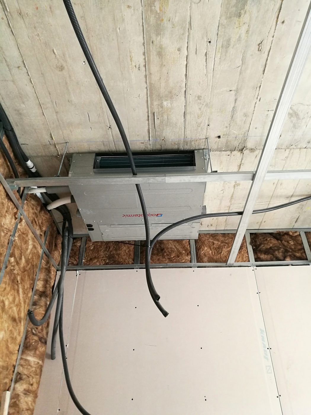 Ducted fan coil hung from the slab in the false ceiling during the Casa Llucmajor build, an installation by JSL in Mallorca