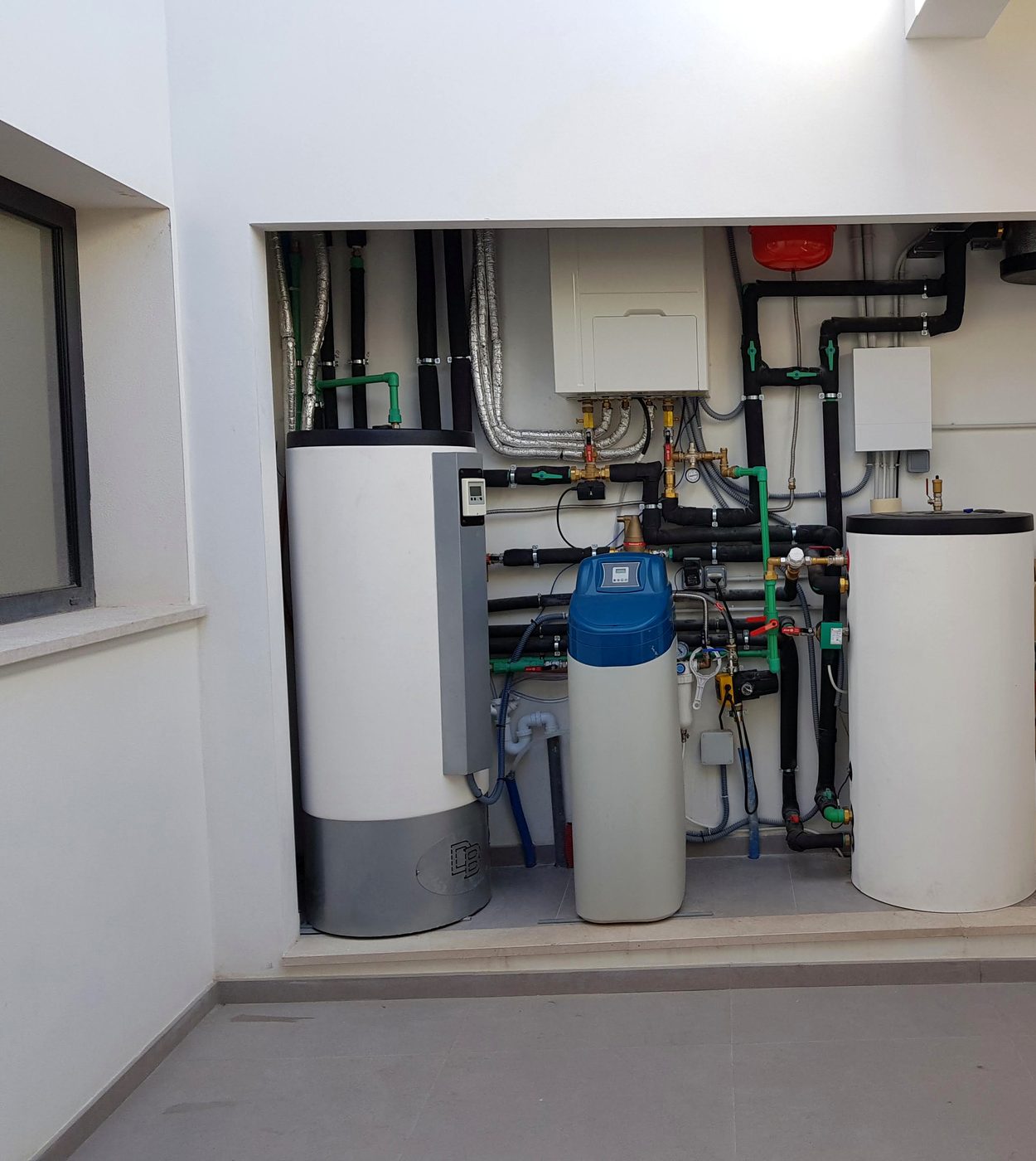 Finished plant room with cylinder, water softener and buffer tank in the Casa Llucmajor build, an installation by JSL in Mallorca