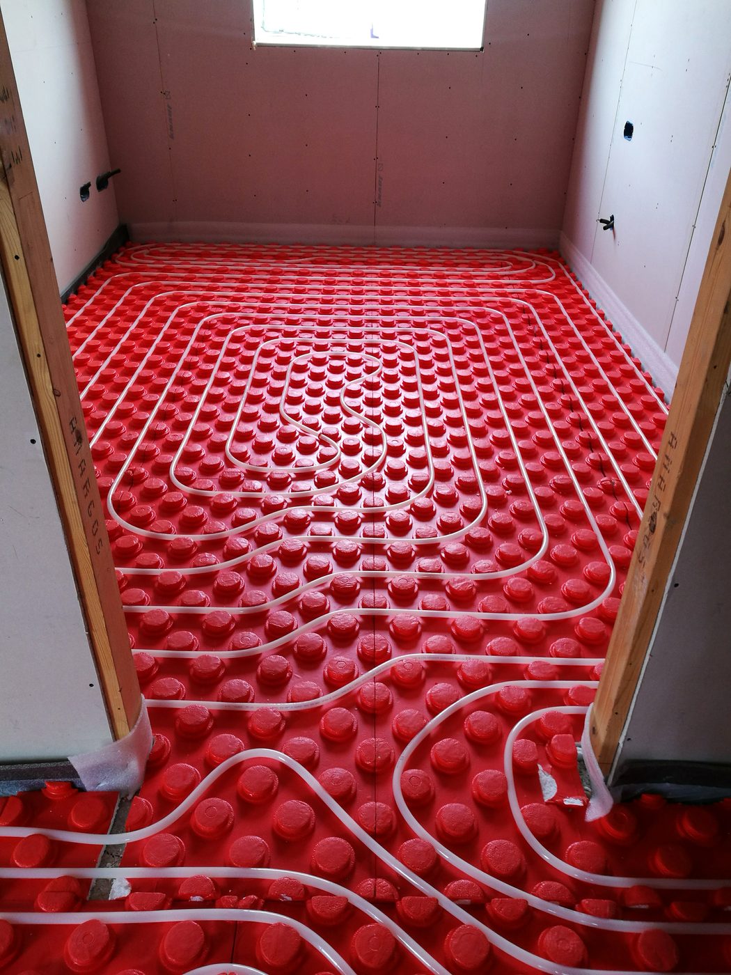 Spiral underfloor-heating circuit in a bedroom during the Casa Llucmajor build, an installation by JSL in Mallorca