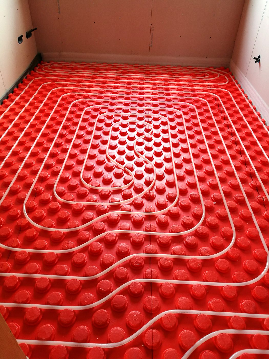 Concentric underfloor-heating circuit in the main room during the Casa Llucmajor build, an installation by JSL in Mallorca