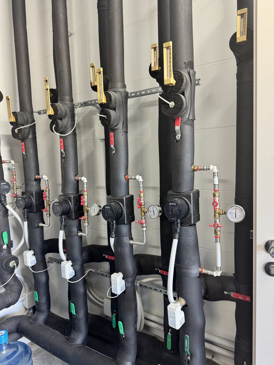 Instalación de climatización por suelo radiante con colectores realizada por JSL en Mallorca