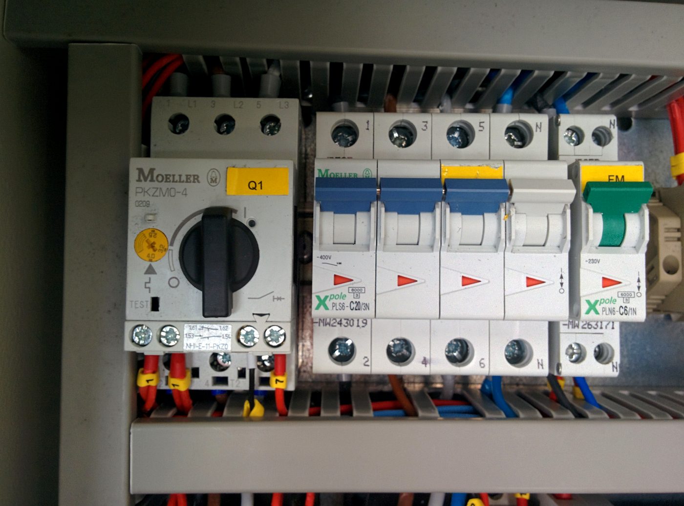 Cuadro eléctrico con aparamenta Moeller y guardamotor cableado por JSL en Mallorca