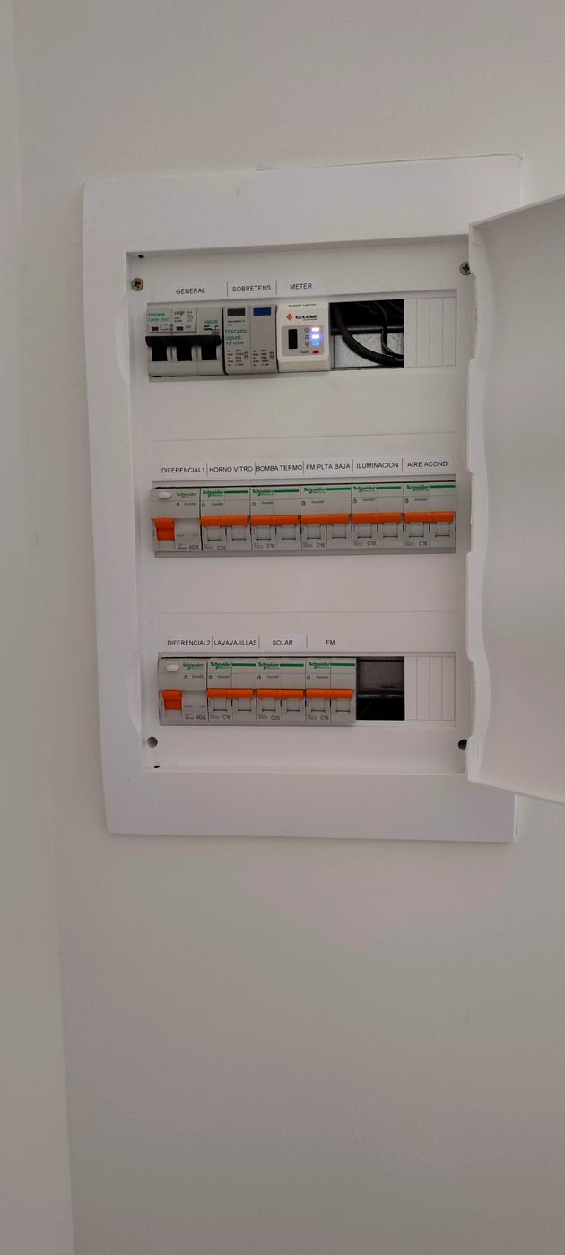 Cuadro eléctrico rotulado con las protecciones de una instalación fotovoltaica de JSL en Mallorca