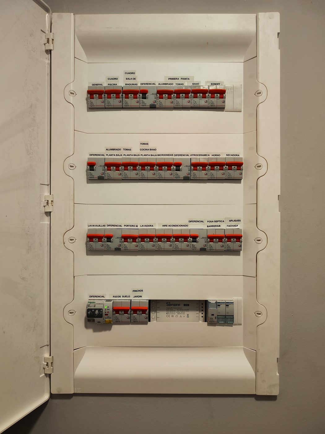 Cuadro eléctrico Legrand de cuatro filas rotulado, instalado por JSL en una vivienda de Mallorca