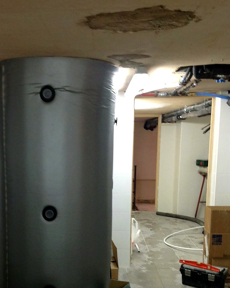 Depósito acumulador recién colocado en la sala técnica de una casa en obra, por JSL en Mallorca
