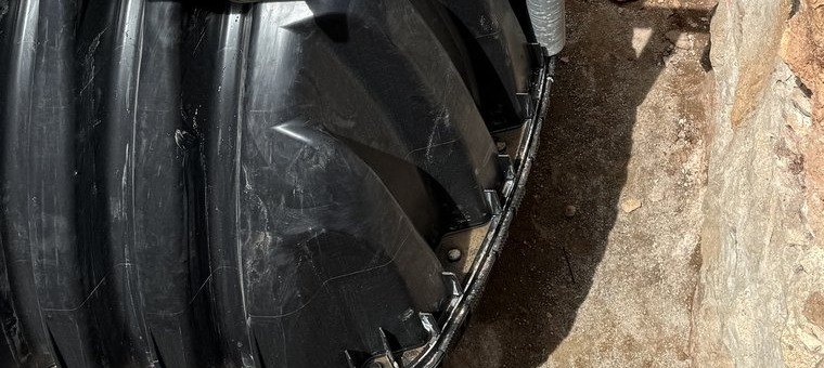 Base de un depósito de polietileno de depuradora asentado en el fondo de su zanja excavada en roca, montado por JSL en Mallorca