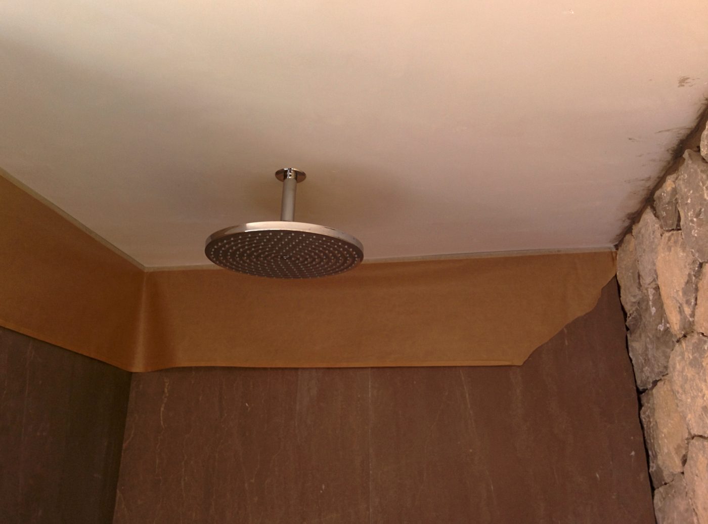Einbau einer Decken-Regendusche während der Renovierung einer Villa auf Mallorca