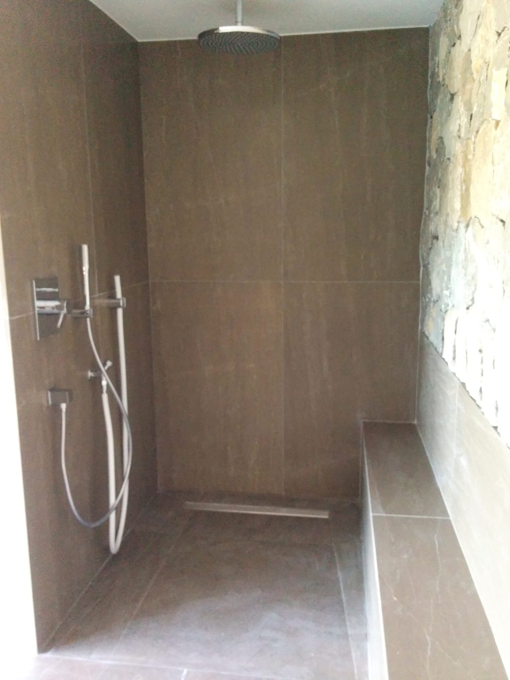 Fertige Regendusche in Marmor in einer Villa auf Mallorca, eingebaut von JSL