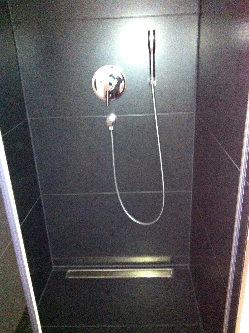 Ducha con grifería negra empotrada en la Villa de Port d'Andratx, instalación de JSL en Mallorca