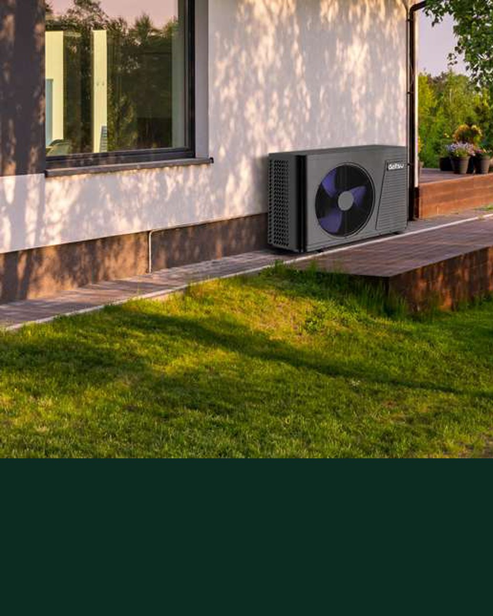 Imagen del fabricante Daitsu: bomba de calor Monobloc Active junto a la fachada de una casa con jardín