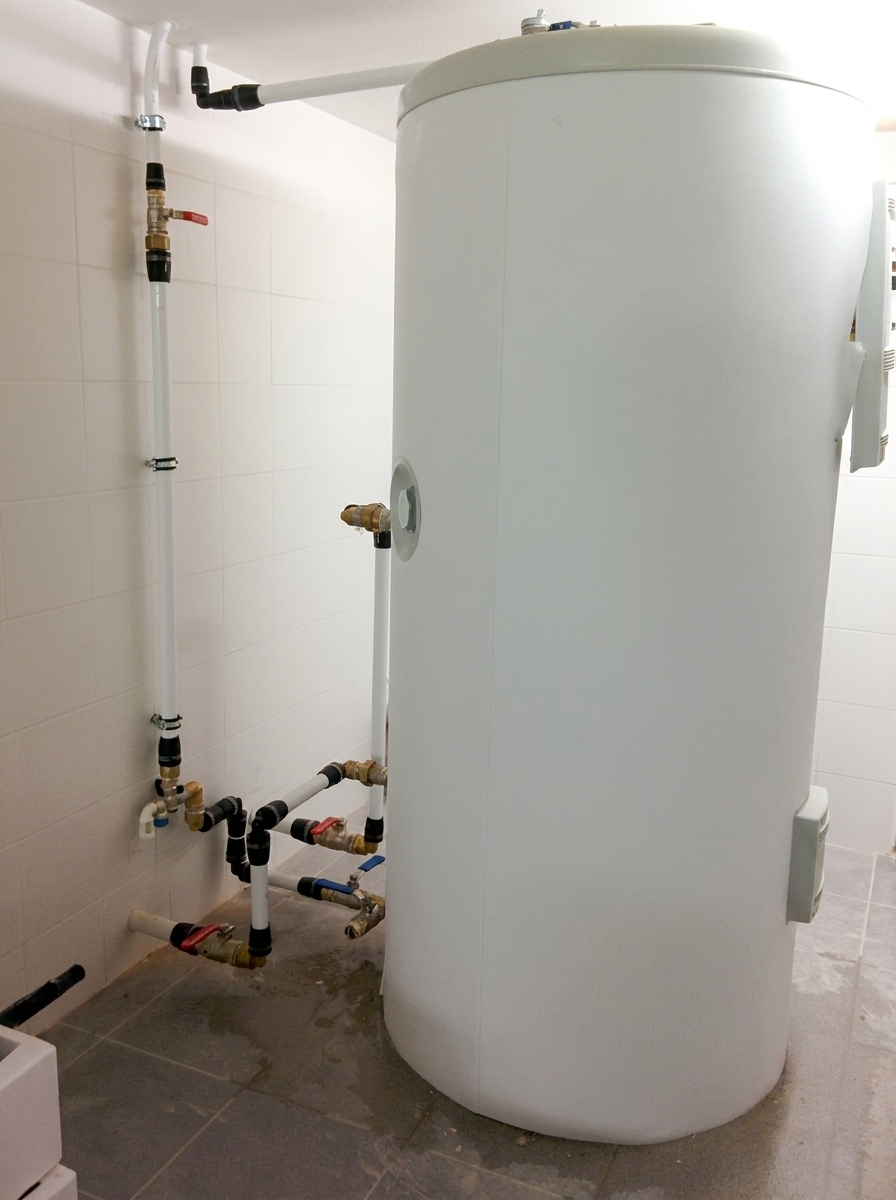 Acumulador ACS y tuberías de cobre de una instalación de aerotermia realizada por JSL en Mallorca