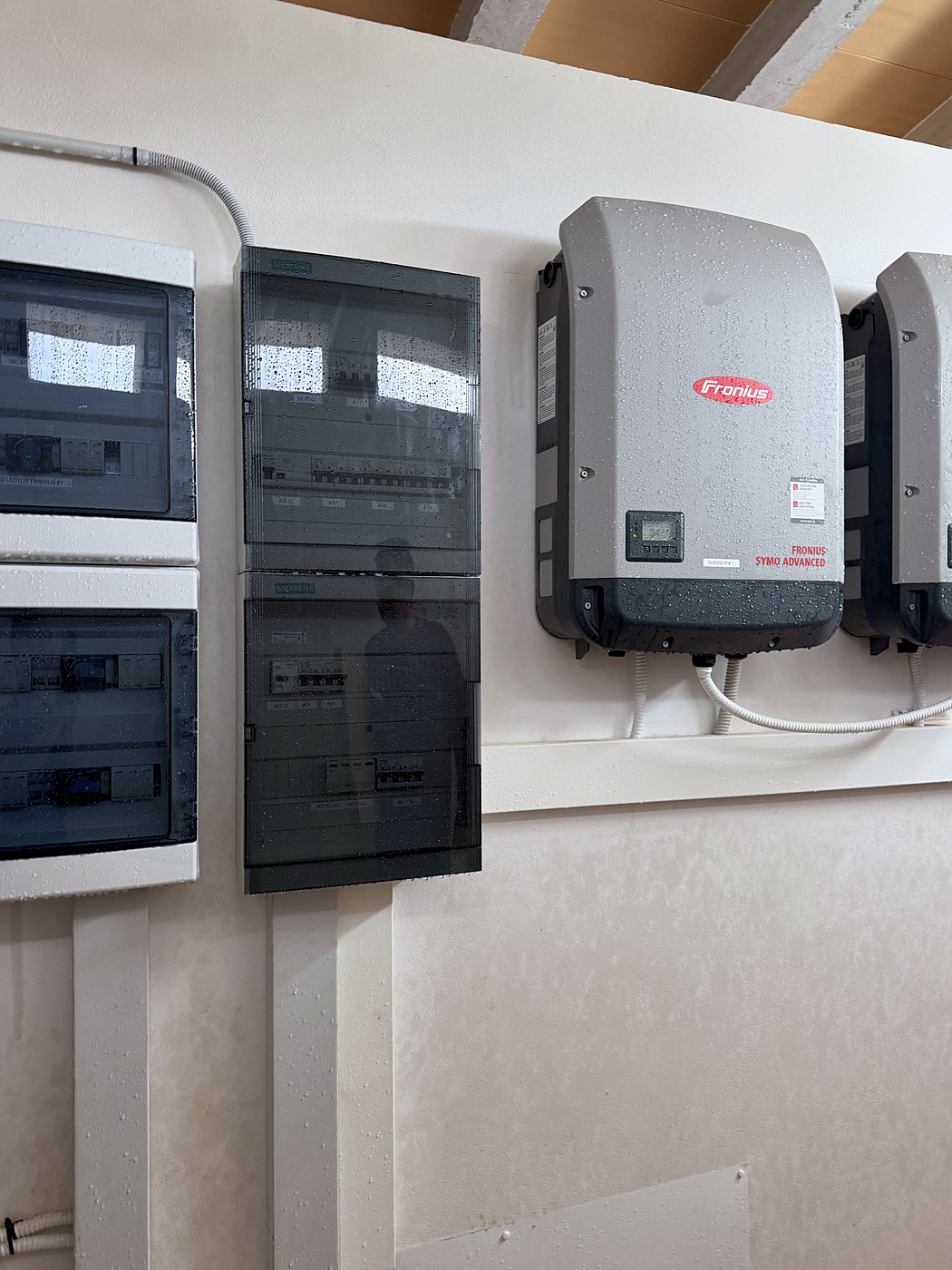 Inversor Fronius con sus cuadros de protección de continua y alterna, una instalación nuestra en Mallorca