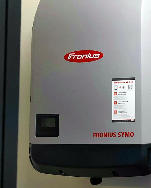 Inversor Fronius Symo en una pared interior, montado por JSL en una instalación de autoconsumo en Mallorca