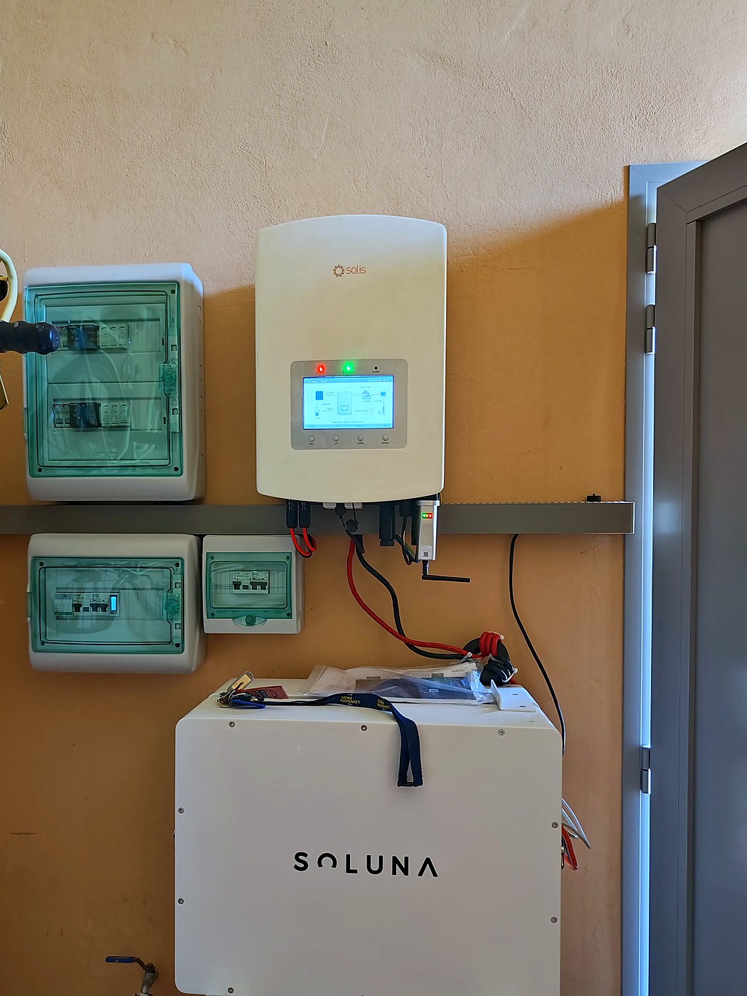 Inversor híbrido, batería de litio y cuadros de protección montados en pared, una instalación nuestra en Mallorca