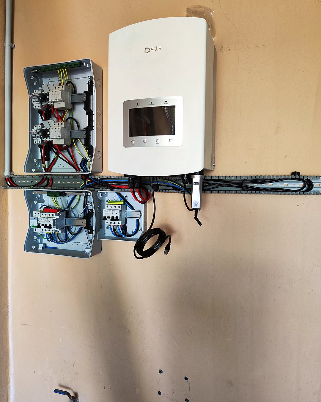 Inversor fotovoltaico y cajas de protecciones montados por JSL en la pared de una vivienda de Mallorca