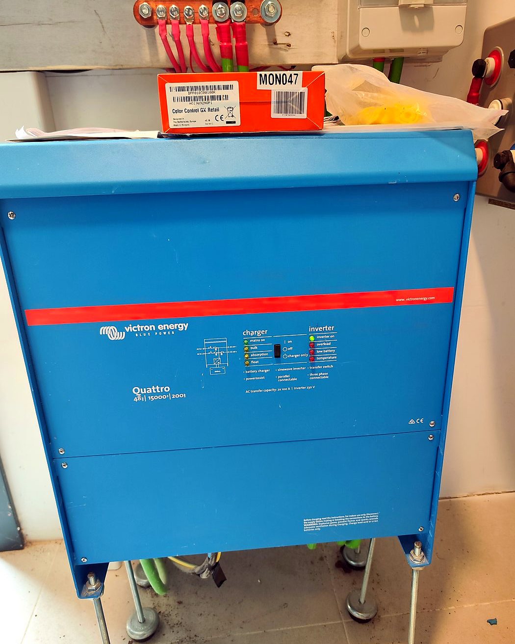 Inversor-cargador Victron Quattro en la sala técnica de una instalación solar de JSL en Mallorca