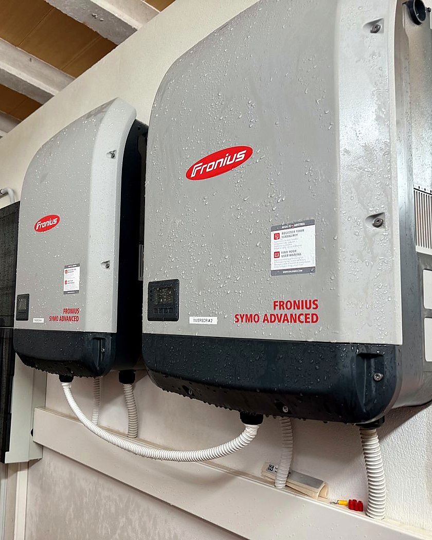 Dos inversores Fronius Symo Advanced montados en la pared de una instalación fotovoltaica de JSL en Mallorca