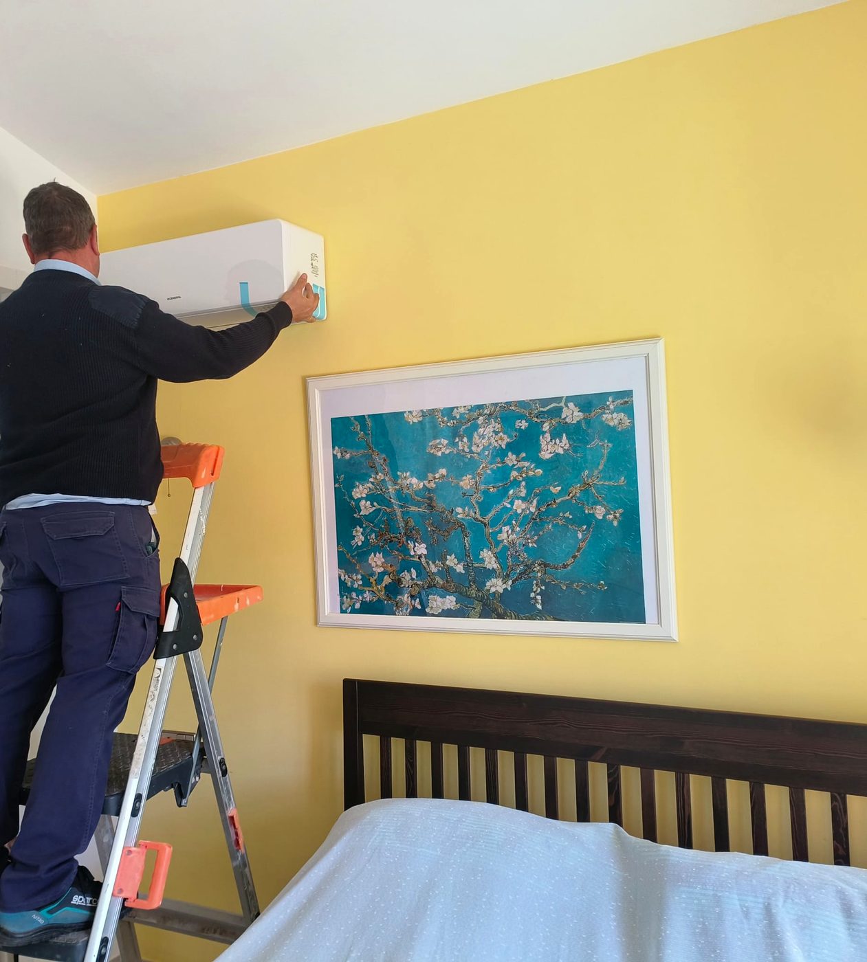 Juan, socio fundador de JSL, instalando un split de aire acondicionado en una vivienda de Mallorca